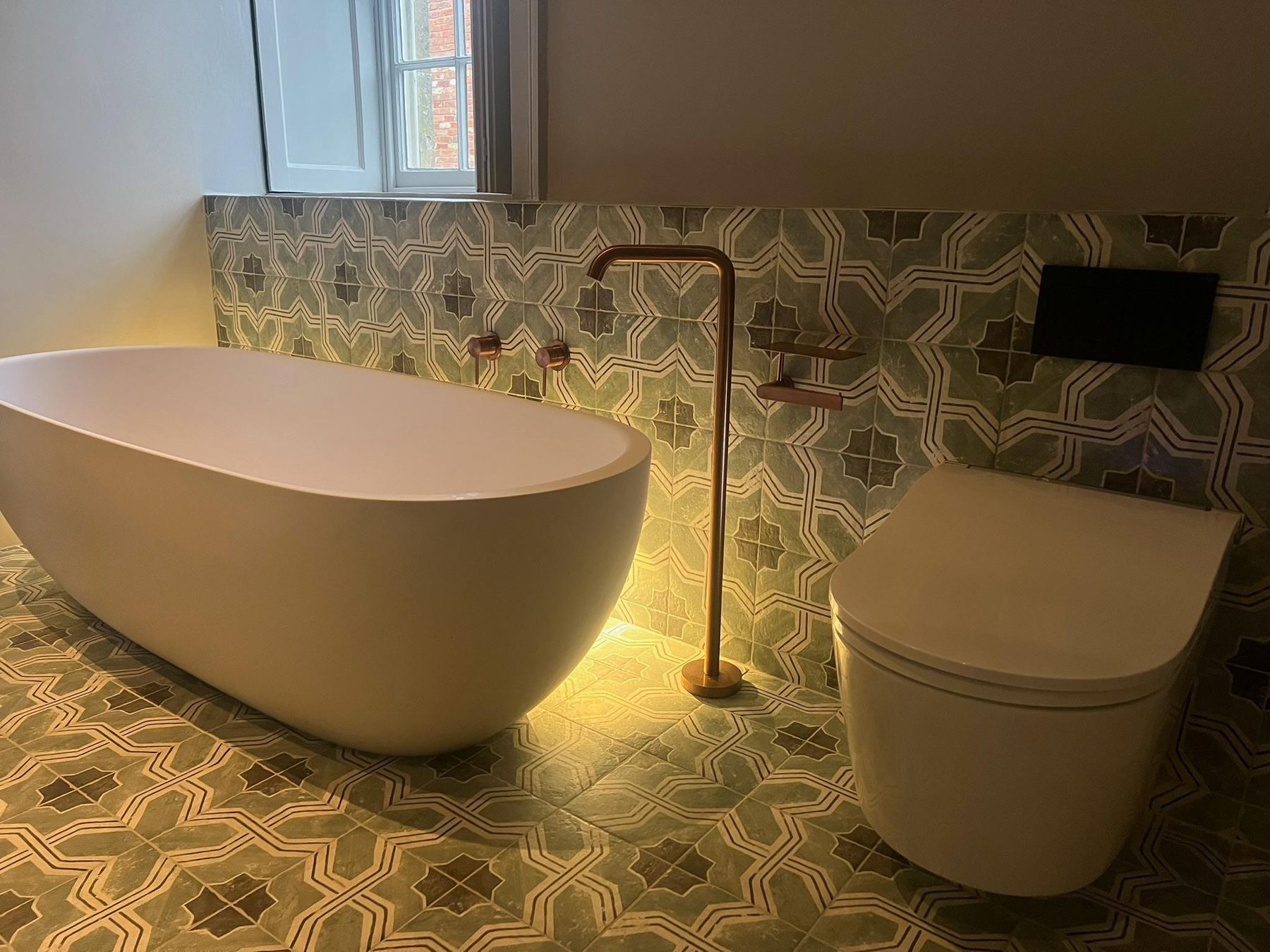 Freestanding bath and patterned floor