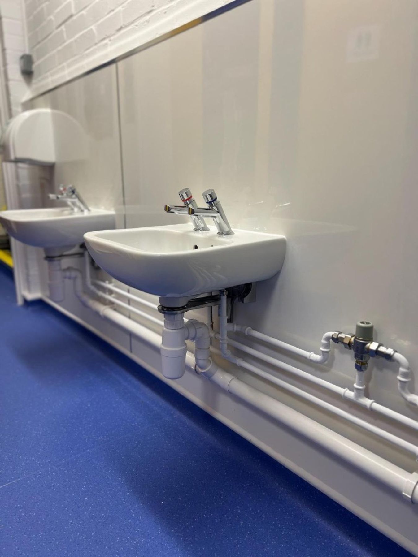 Basin waste and thermostatic blending valve pipework