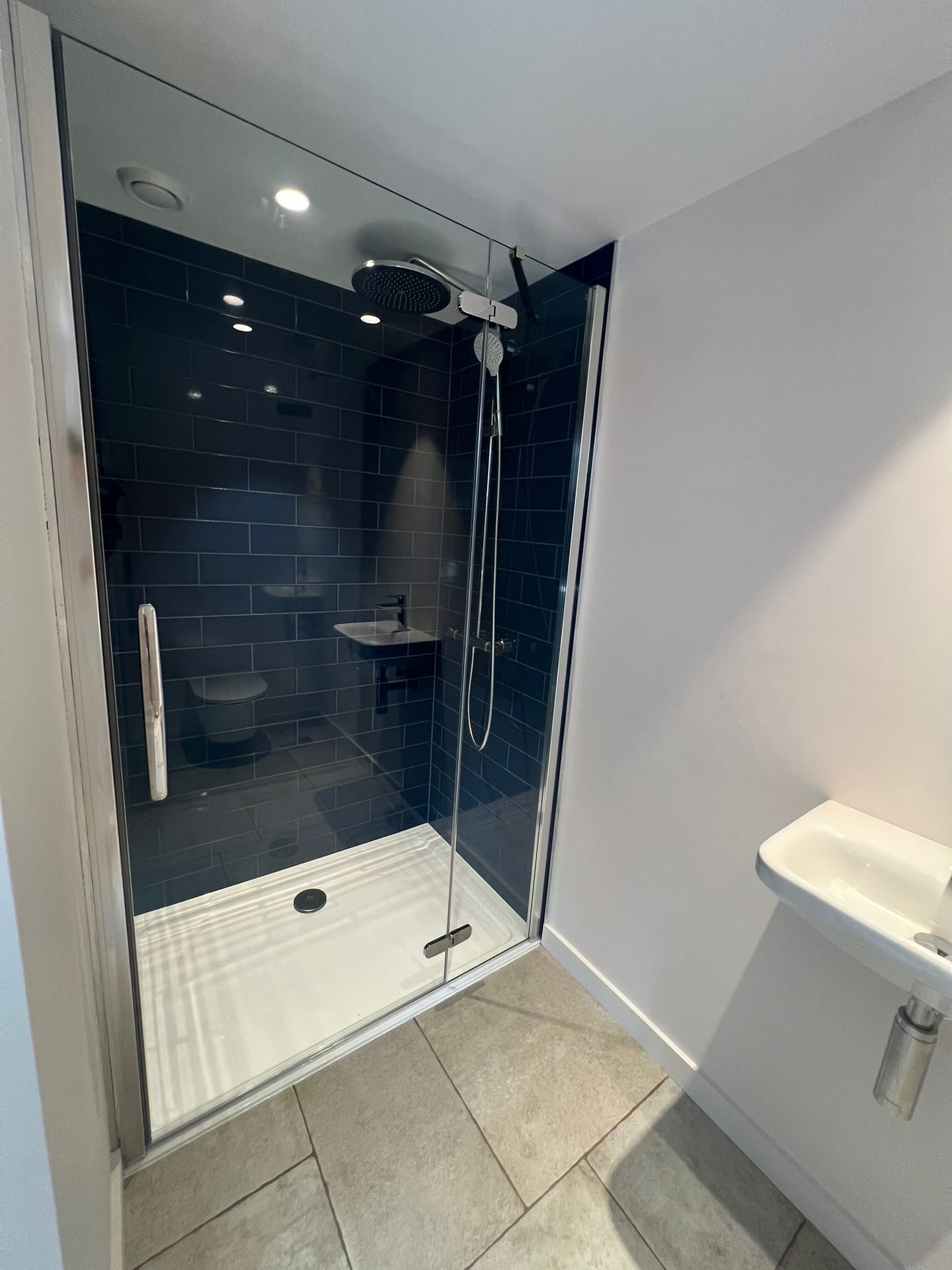Guest en-suite with chrome fittings