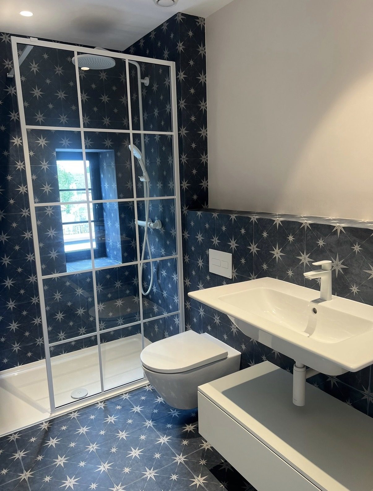 Guest en-suite with star-pattern tiles