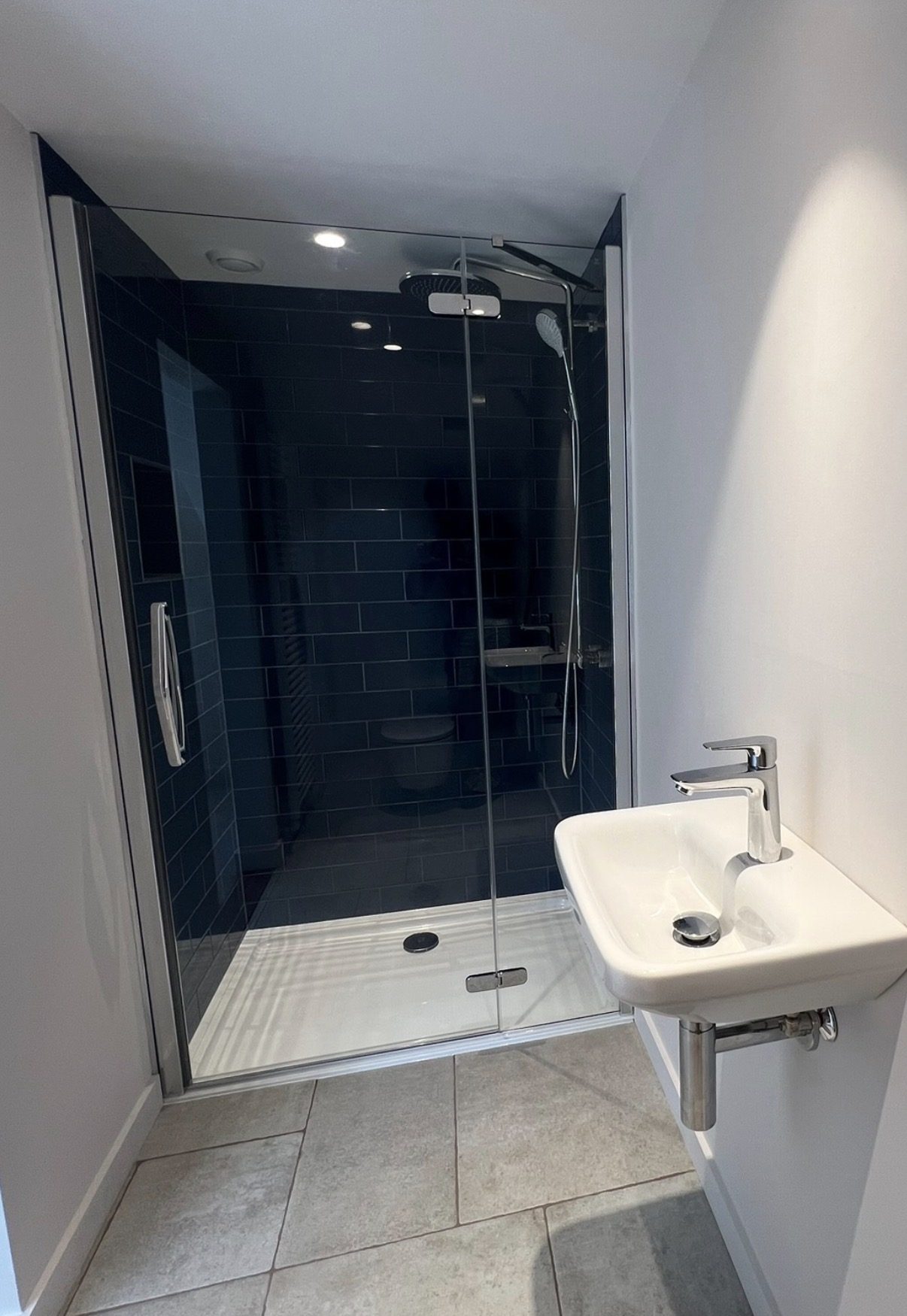 Guest en-suite with a walk-in shower